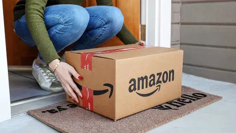 Una caja de Amazon entregada en la puerta de casa