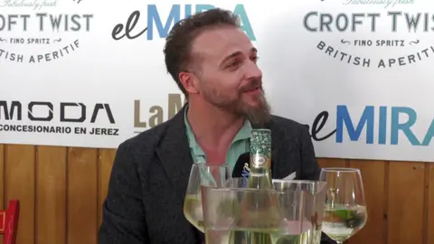 Toribio Vargas, gerente de La Mafia se sienta a la mesa