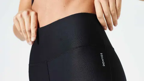 Leggings con bajo recto y efecto vientre plano de Decathlon