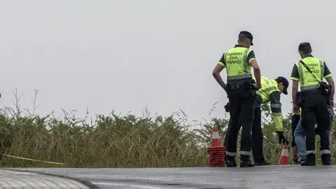 Guardias civiles en el lugar del accidente