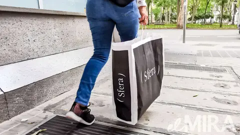 Clienta con bolsa de compra de Sfera por Madrid