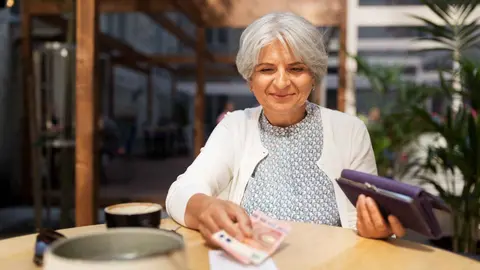 Una pensionista recibe una ayuda extra de la Seguridad Social