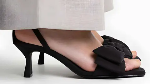 Sandalia de tac&oacute;n con detalle de lazo de Stradivarius