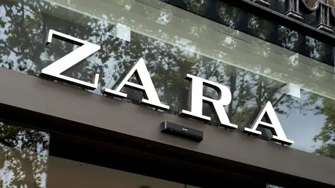 Este mono sofisticado y con detalles de abalorios de Zara es uno de los productos de moda de esta temporada