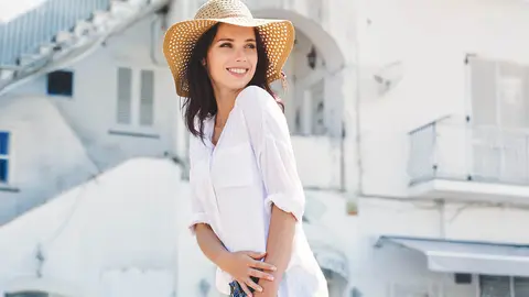 Mujer posa en una tarde primaveral de verano