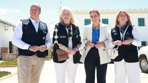 Mercedes Colombo y Almudena Mart&iacute;nez en el primer d&iacute;a del embarque de las hermandades del Roc&iacute;o | Cristo Garc&iacute;a