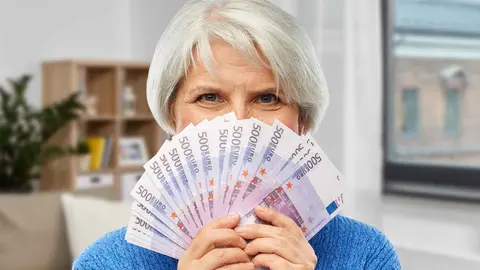 Una pensionista con el dinero cobrado en el 100% de su pensi&oacute;n de jubilaci&oacute;n