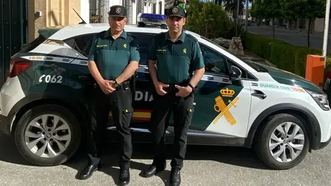 Imagen de los guardias civiles que salvaron la vida a la mujer