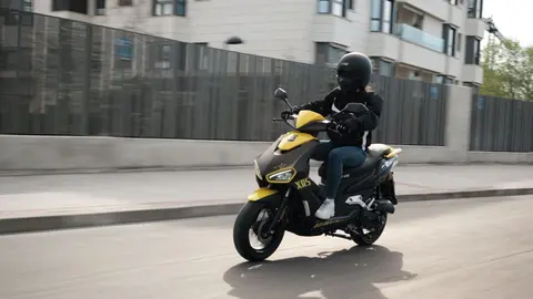 Un ni&ntilde;o conduce una moto en una imagen de archivo