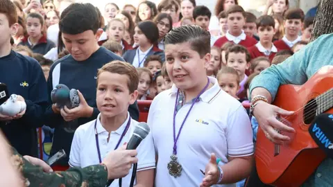 Joaqu&iacute;n Vallejo y Manuel Monje cant&aacute;ndole al Simpecado de Jerez