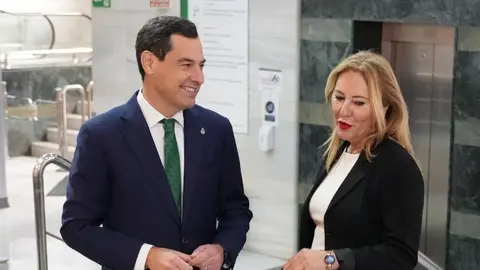 Juanma Moreno, junto a la consejera de Econom&iacute;a Carolina Espa&ntilde;a