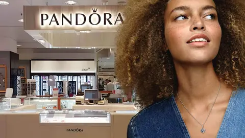 Mujer con collar brillante con un coraz&oacute;n de luna azul y estrellas de Pandora