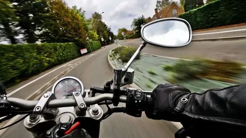 Motorista a gran velocidad por una carretera de C&aacute;diz
