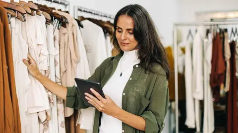 Una futura pensionista de la Seguridad Social trabajando en una tienda de ropa