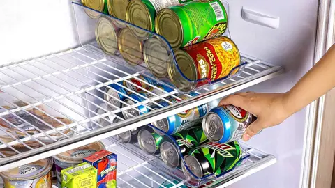 El organizador de latas para la nevera KICHLY  disponible en Amazon, ayuda a mantener el orden y optimizar el espacio en tu frigor&iacute;fico