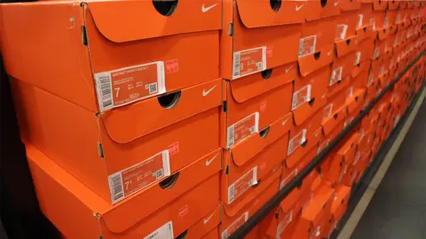 La popularidad de los modelos de ca&ntilde;a baja de Adidas ha llevado a Nike a crear su propio versi&oacute;n imitando sus l&iacute;neas de dise&ntilde;o