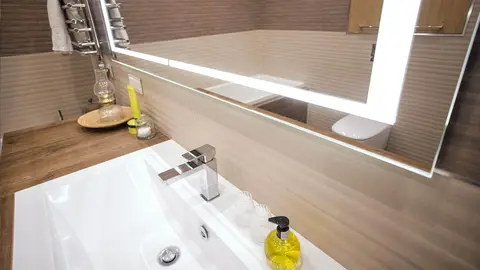 Ikea saca el m&aacute;ximo partido al ba&ntilde;o con el dise&ntilde;o minimalista de este mueble con espejo