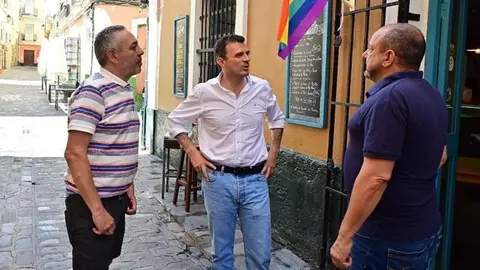 Bruno Garc&iacute;a, durante una visita al barrio del P&oacute;pulo