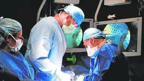 Sanitarios realizan una operaci&oacute;n de reducci&oacute;n de est&oacute;mago