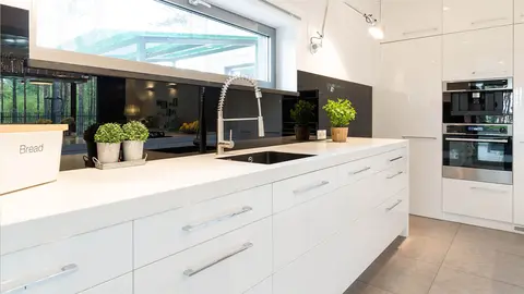 Cocina espaciosa de muebles blancos