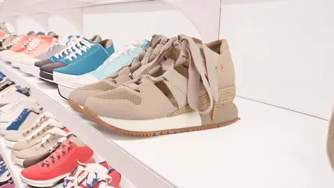 Zapatillas de moda casual en color beige tipo espadrille para mujer de la firma LIZARDA