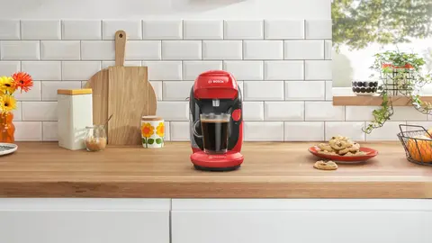 Cafetera Bosch Tassimo Style Tass1103 en color rojo en la cocina