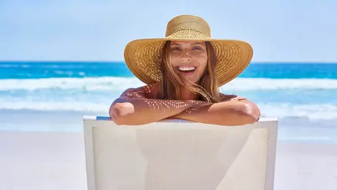 Ba&ntilde;ista en la playa sobre una tumbona