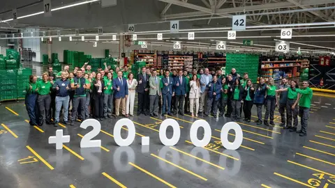 Juanma Moreno en la colmena de Mercadona en Sevilla