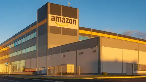 Atardecer en centro log&iacute;stico de Amazon