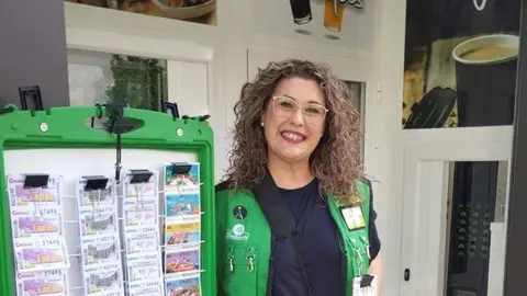 Mar&iacute;a Dolores Mu&ntilde;oz, vendedora de la ONCE en el Viso del Alcor