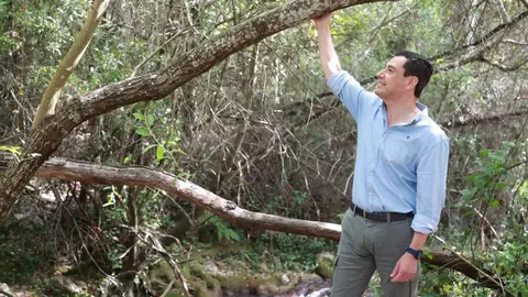 Juanma Moreno en el Parque Natural de Grazalema | Cristo Garc&iacute;a