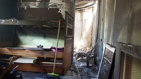 Vivienda destrozada como consecuencia del fuego