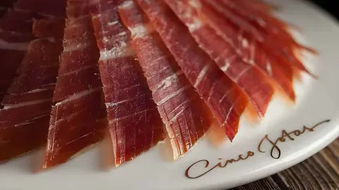 Jam&oacute;n ib&eacute;rico de bellota de la marca Cinco Jotas