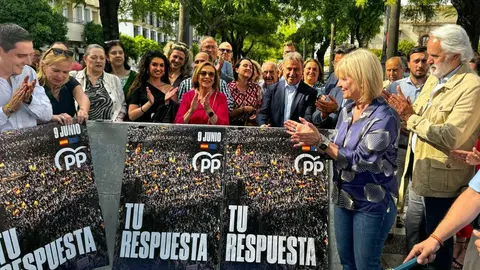 Acto de pegada de carteles del PP de Jerez por las elecciones europeas | Cristo Garc&iacute;a