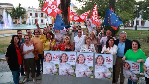 El PSOE de Jerez. en el acto de pegada carteles para las elecciones europeas | Cristo Garc&iacute;a
