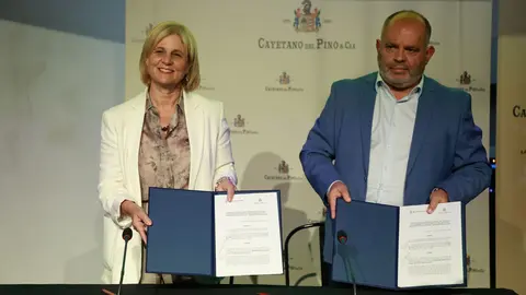 Garc&iacute;a-Pelayo y Fulgencio Meseguer firman el convenio para la recuperaci&oacute;n del Reloj del Gallo Azul | Cristo Garc&iacute;a