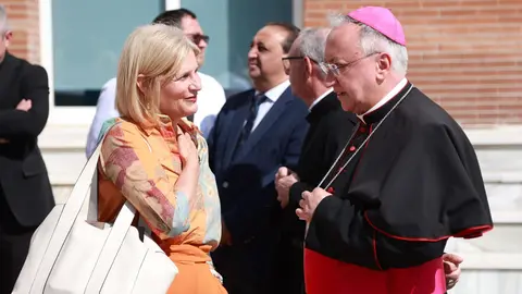 Mar&iacute;a Jos&eacute; Garc&iacute;a-Pelayo y el Obispo Mose&ntilde;or Jos&eacute; Rico Pav&eacute;s | Cristo Garc&iacute;a