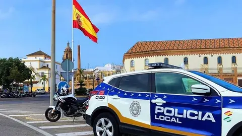 Un coche de la Polic&iacute;a Local en C&aacute;diz