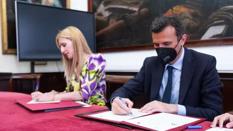 El alcalde de C&aacute;diz, Bruno Garc&iacute;a durante la firma del acuerdo