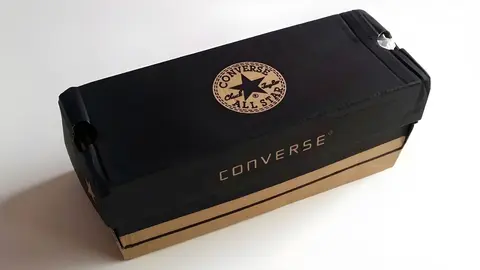 Caja de zapatillas y sandalias Converse