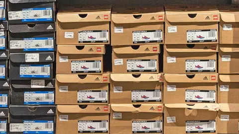 Cajas de calzado Adidas en su tienda oficial