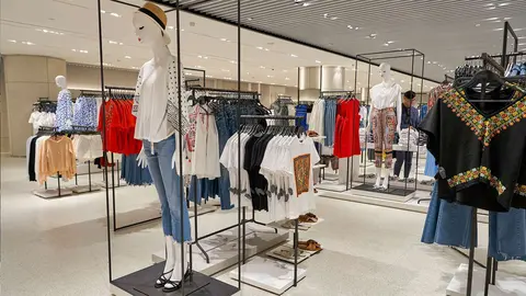 Interior de tienda ZARA de moda para mujer