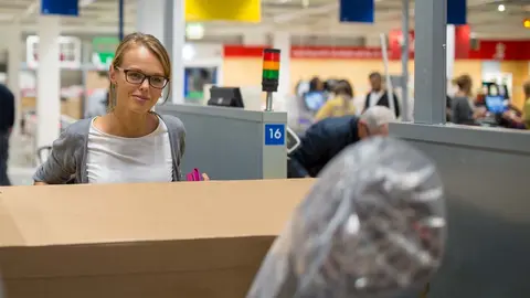 Mujer compra mobiliario de IKEA