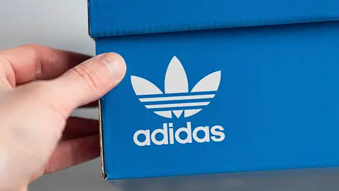 Caja de calzado de la firma ADIDAS