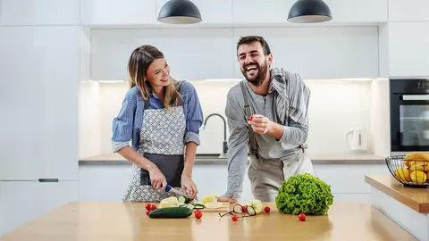 Pareja disfruta cocinando