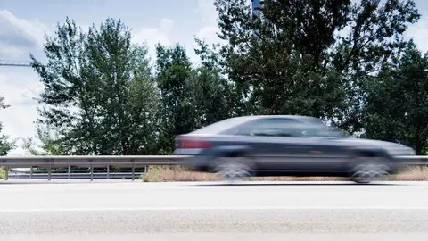 Un coche circulando a gran velocidad