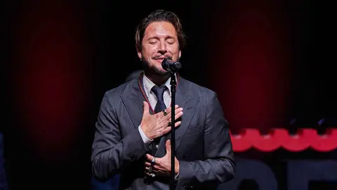 Manuel Carrasco actuando en la entrega de Medallas de la Ciudad de Sevilla | Salvador L&oacute;pez Medina para El MIRA