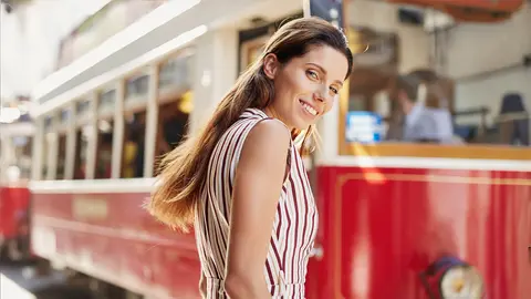 Joven mujer pasea por la ciudad