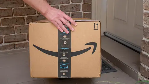 Caja Prime de Amazon entregada en la puerta principal de una vivienda