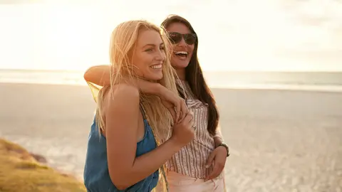 J&oacute;venes en la playa